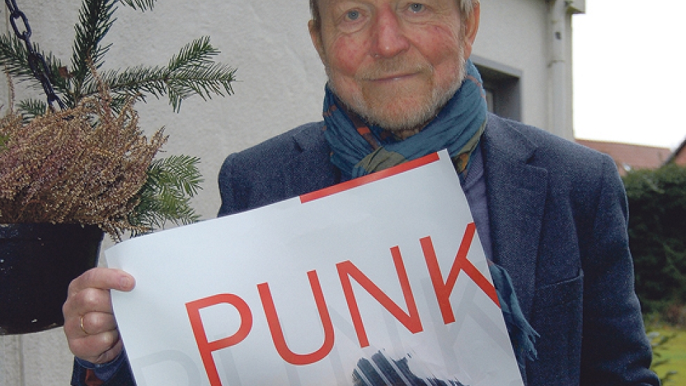 Fritz Wessels mit dem aktuellen Plakat der nächsten Landesbühnen-Aufführung am 6. Februar. © Foto: Hoegen