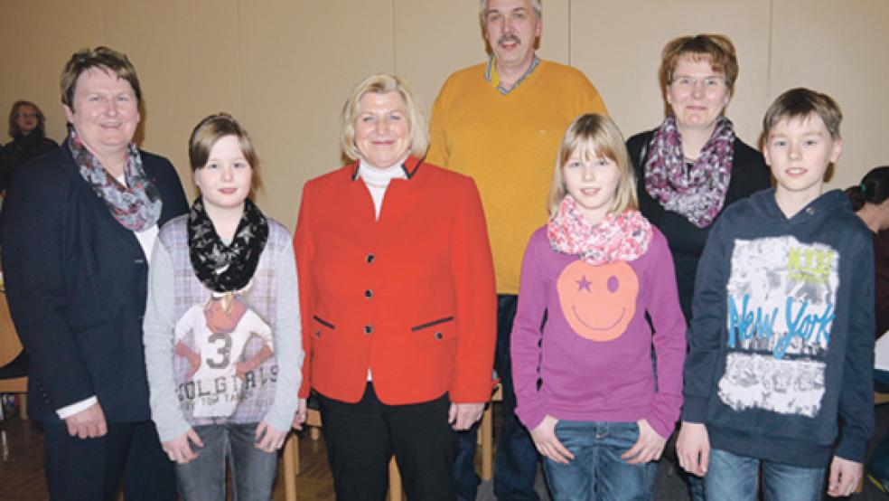 Dies ist eine MuAuch Svenja, Alina und Fabian Klare (von links) aus Stapelmoor waren mit ihren Eltern Andre und Maike dabei. z. © Foto: Himstedt