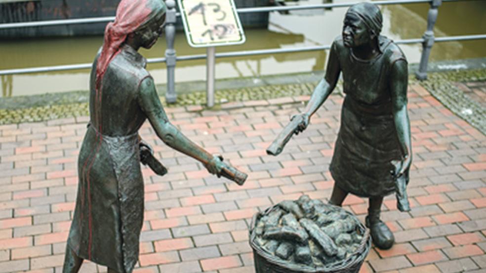 Auch die Törfwiefkes am Alten Hafen in Weener wurden beschmiert. ). © Fotos: Klemmer