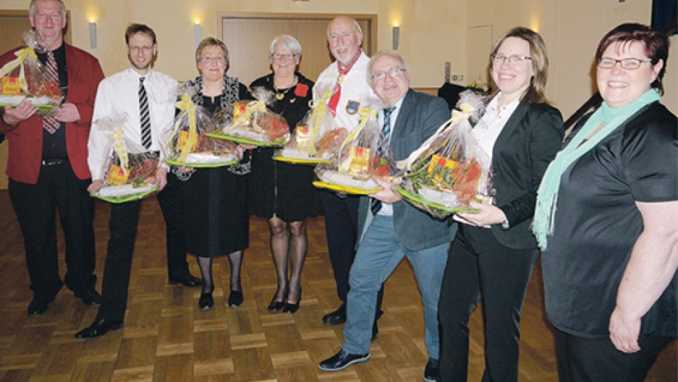 Dankeschön: Waltraud Bahnes (rechts) überreichte den Chorleitern als Anerkennung ein Geschenk. © Foto: Himstedt