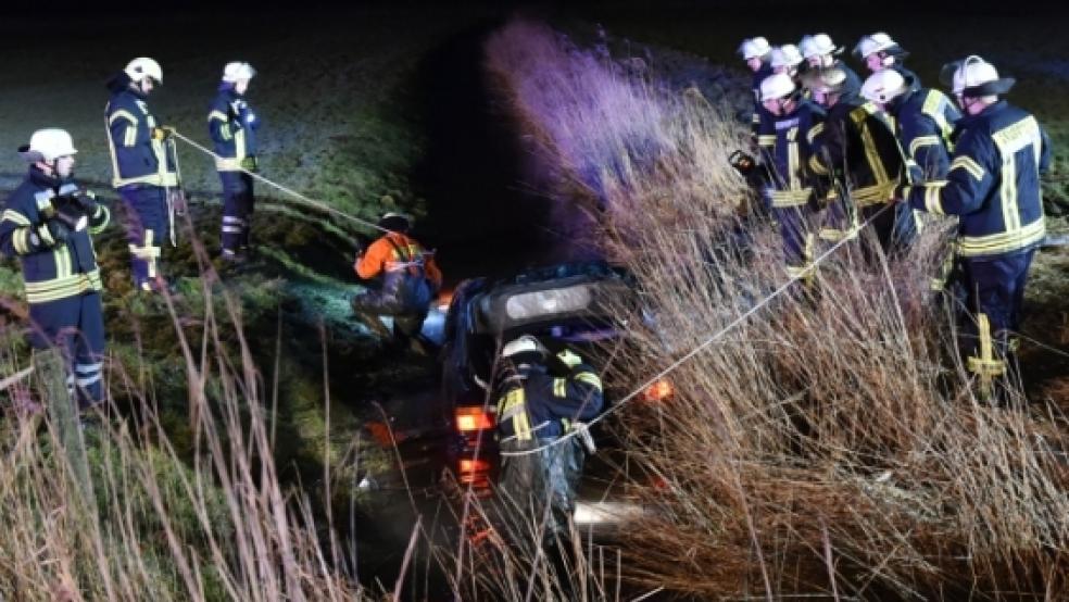 Ein 22-jähriger Autofahrer ist am Sonntagabend verunglückt. Er erlitt schwere Verletzungen und wurde knapp vor dem Ertrinken gerettet. © Bruins