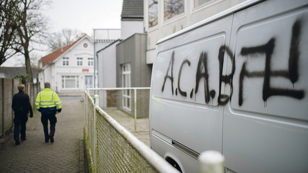 Auch ein Firmentransporter der RZ war Ziel der Vandalen. Der Schriftzug ACAB und ein Hakenkreuz finden sich an der Seite des Fahrzeugs. © Foto: Klemmer