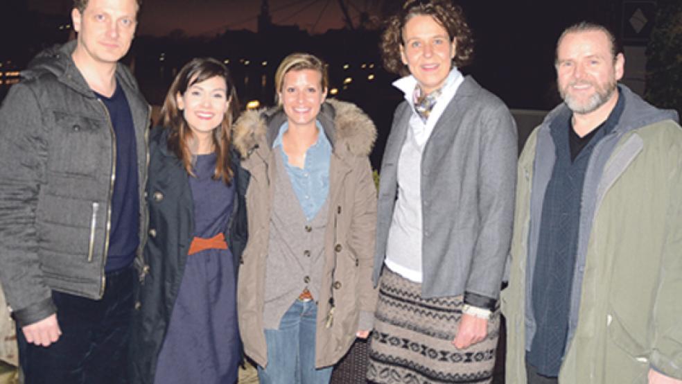 Wiedersehen in Leer: Bürgermeisterin Beatrix Kuhl (2. von rechts) begrüßt die Schauspieler Holger Stockhaus, Sophie Dal, Theresa Underberg und Felix Vörtler (von links). © Foto: Hanken