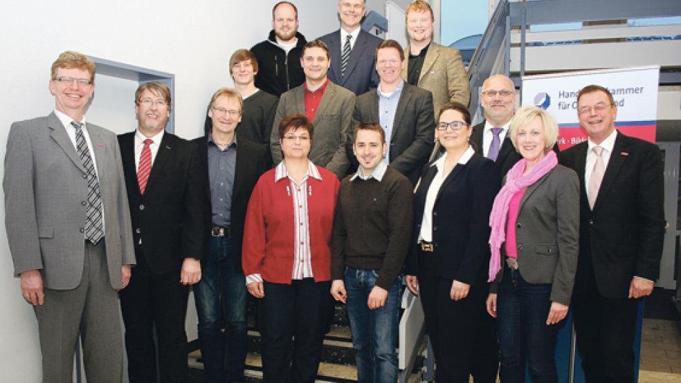 Den neuen Betriebswirten gratulierte der Prüfungsausschuss mit Michaela Metzl-Schoon (Vierte von rechts) und Hermann Krüger (Zweiter von links) sowie der designierte Kammerpräsident Albert Lienemann (links), Hauptgeschäftsführer Peter Ulrich Kromminga, die Leiterin des Fortbildungsprüfungswesens, Gisela Hillers und Vizepräsident Jörg Klein (im Bild von rechts).  © Foto: Handwerkskammer