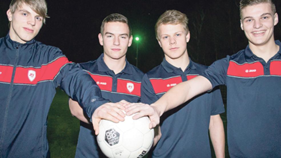 Gemeinsam für den JFV Leer am Ball sind die vier Rheiderländer (v. l.) Steffen Busemann, Malte Scheebaum, Lukas Koets und Marek Janssen. © Foto: Mentrup