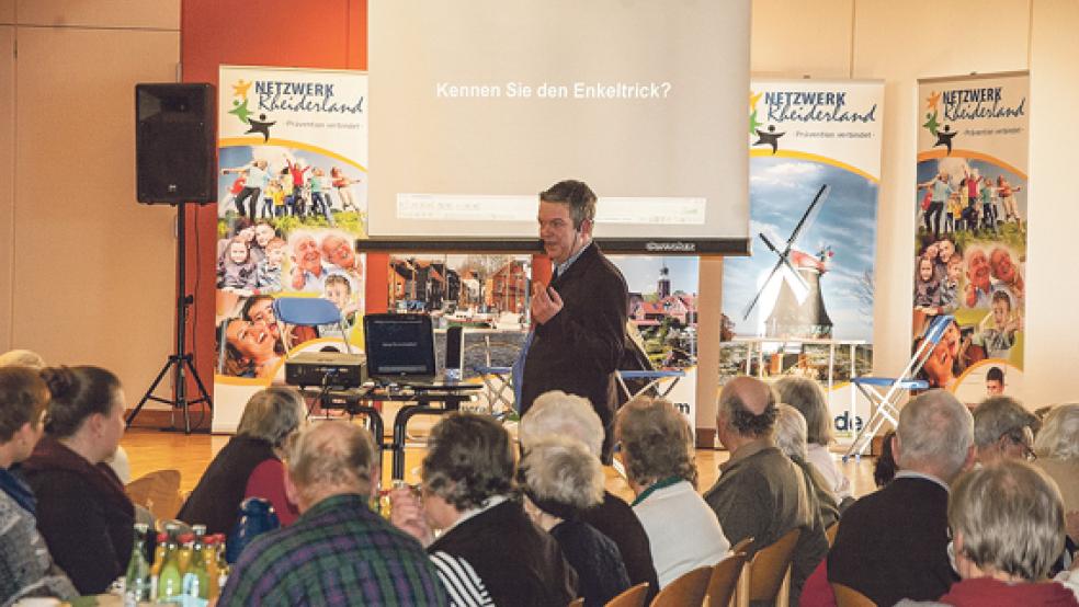 Den »Enkeltrick« erklärte Frank Schüler vom Betrugsdezernat der Polizeiinspektion Leer/Emden anhand eines Telefonmitschnitts. Die 135 Teilnehmer hörten aufmerksam zu. © Fotos: de Winter