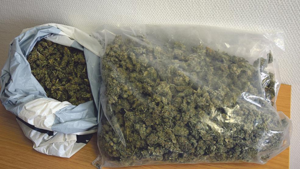 Auf diese Plastikbeutel mit Marihuana stieß die Polizei bei der Kontrolle eines Autos an der B 436 in Logabirum. © Foto: Polizei