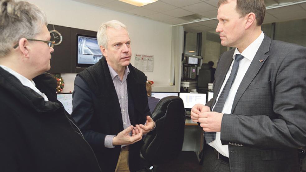 Die Klingele-Gruppe am Standort in Weener vermeldet für das Jahr 2014 gleich zwei Rekorde. Geschäftsführer Thilo-Hubertus Kuhl, Bildmitte, zieht eine durchweg positive Jahresbilanz. Rechts Jens Gieseke, CDU-Europaabgeordneter, links Hildegard Hinderks, Vorsitzende des CDU-Stadtverbandes Weener. © Fots: RZ-Archiv