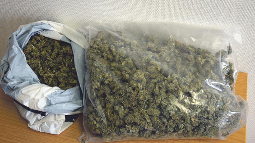 Schon transportfertig: Auf diese Plastikbeutel mit Marihuana stieß die Polizei jetzt bei der Kontrolle eines Autos an der B 436 in Leer-Logabirum. © Foto: Polizei