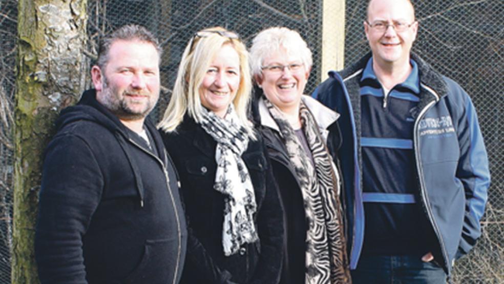 Die erfolgreichen Vogelzüchter mit ihren Ehefrauen (von links): Heinrich und Manuela Oorlog sowie Heidi und Jaap Buze. © Foto: privat