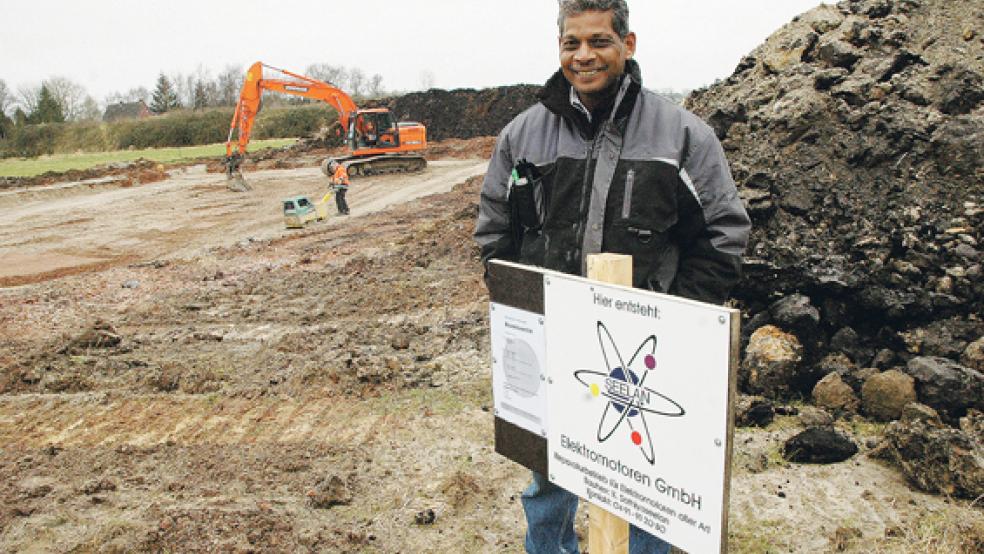 Die Erdarbeiten laufen: Firmenchef Kugathasan Sathiyaseelan hofft, den Neubau an der Industriestraße in Weener ab Ende Juni nutzen zu können. © Foto: Szyska