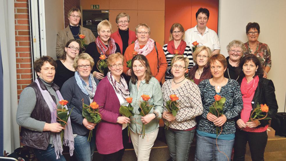 Der neue Teamvorstand der Jemgumer Landfrauen: (vorne von links) Helga Schulte, Insa Borde,Marlies Foget, Hanna Hilbrands, Silke Rösingh, Sandra Brandt und Hildegard Buß. Dahinter (von links) die Vertrauensfrauen und Fachausschuss-Mitglieder Christina Halfwassen, Marlies Bödeker, Derka Troff-Goemann, Elisabeth Schuiver, Rosi Gruis, Anne van Lessen, Maria Spekker und Heike van Vlyten. © Fotos: Hülsebus