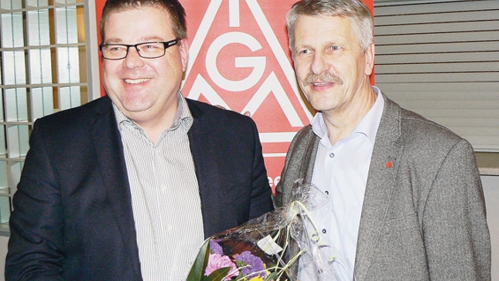 Glückwunsch mit Blumen: Bezirksleiter Meinhard Geiken (rechts) gratulierte Thomas Gelder zur Wahl zum Ersten Bevollmächtigten der IG Metall Leer-Papenburg. © Foto: IG Metall