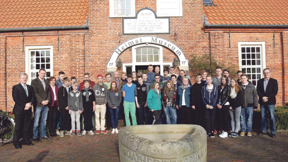 Vor dem Heimatmuseum stellten sich Bürgermeister Ludwig Sonnenberg (links), Andreas Eden und Agnes Meiß von der Oberschule zusammen mit den Jugendlichen, die am Politikpaten-Projekt teilnehmen, und den Paten aus den Reihen des Stadtrates zum Gruppenfoto auf. © Foto: Hoegen