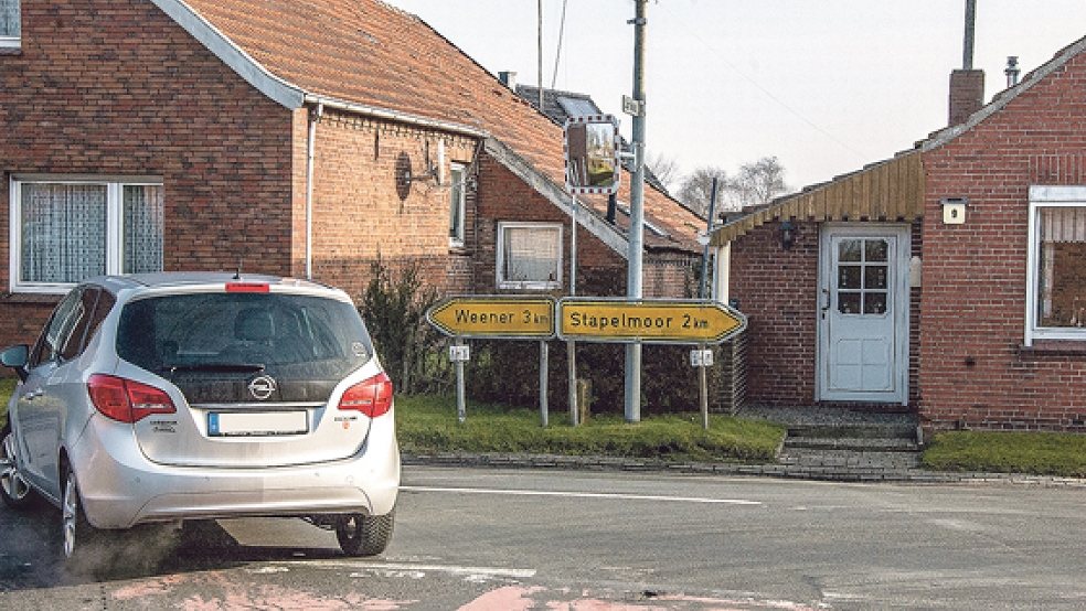 Ein Verkehrsspiegel wurde jetzt an der Kreuzung Zur Heide/Kirchstraße in Holthusen installiert. © Foto: de Winter