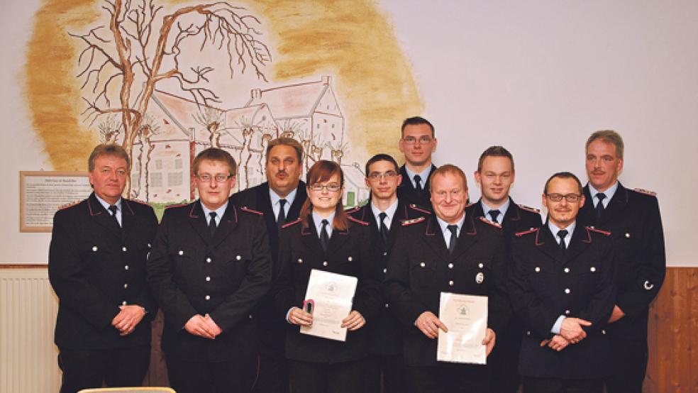 Ehrung, Beförderungen und Ernennungen in Bunderhee (von links): Helmut Steinfelder (Stellvertreter des Ortsbrandmeisters), Frank Buß, Jan Oltrop, Heike Stirler, Benjamin Oltrop, Hendrik Stirler, Harald van Lessen, Timo Klinkenborg, Stephan Listewnik und Ortsbranmeister Tobias Stirler. © Foto: Feuerwehr