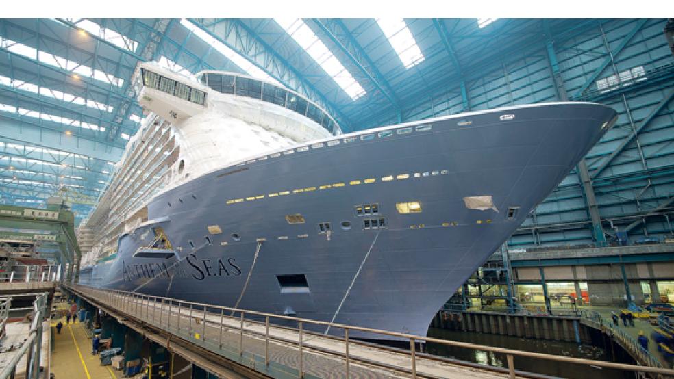 Die »Anthem of the Seas« liegt noch im Baudock der Papenburger Meyer Werft. © Foto: Meyer Werft