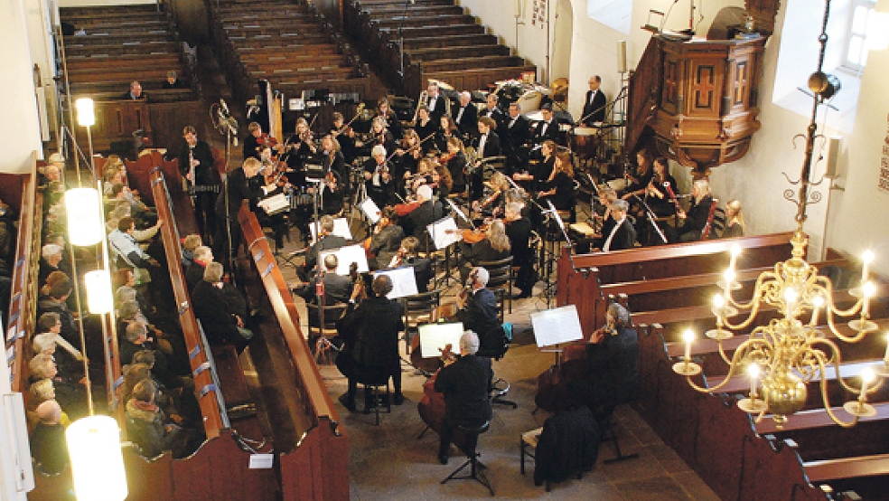 Das »Veenkoloniaal Symfonie Orkest« (VKSO) war zum fünften Mal zu Gast in der Georgskirche in Weener. © Fotos: Kuper