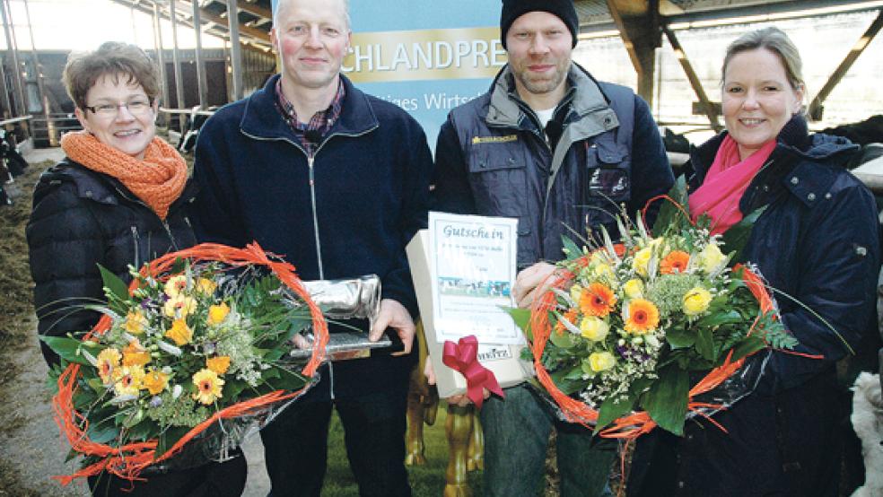 Eine Trophäe, ein Hofschild und Präsente für Amos (Mitte links) und Jan Venema, Blumen für ihre Partnerinnen Hermine Venema (links) und Susanne Fricke: Für ihr landwirtschaftliches Wirken gab es gestern viel Anerkennung. © Foto: Szyska