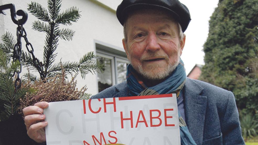 Fritz Wessels, Sprecher des Freundeskreises Landesbühne im Rheiderland, mit dem aktuellen Plakat. Am 5. März wird »Ich habe Bryan Adams geschreddert« gezeigt.  © Foto: Hoegen