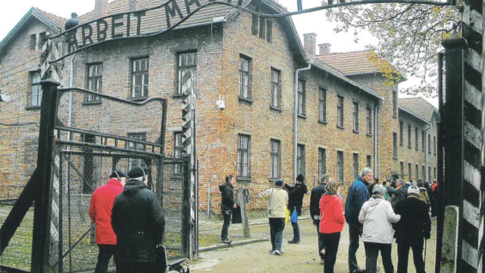 Die Reisegruppe aus dem Kreis Leer mit 14 Teilnehmern war tief bewegt von den Eindrücken in der Gedenkstätte am Standort des Vernichtungslagers der Nationalsozialisten. In diesem Jahr plant der Arbeitskreis Schule Rhauderfehn (AKSR) unter anderem eine Reise nach Israel. © Fotos: privat