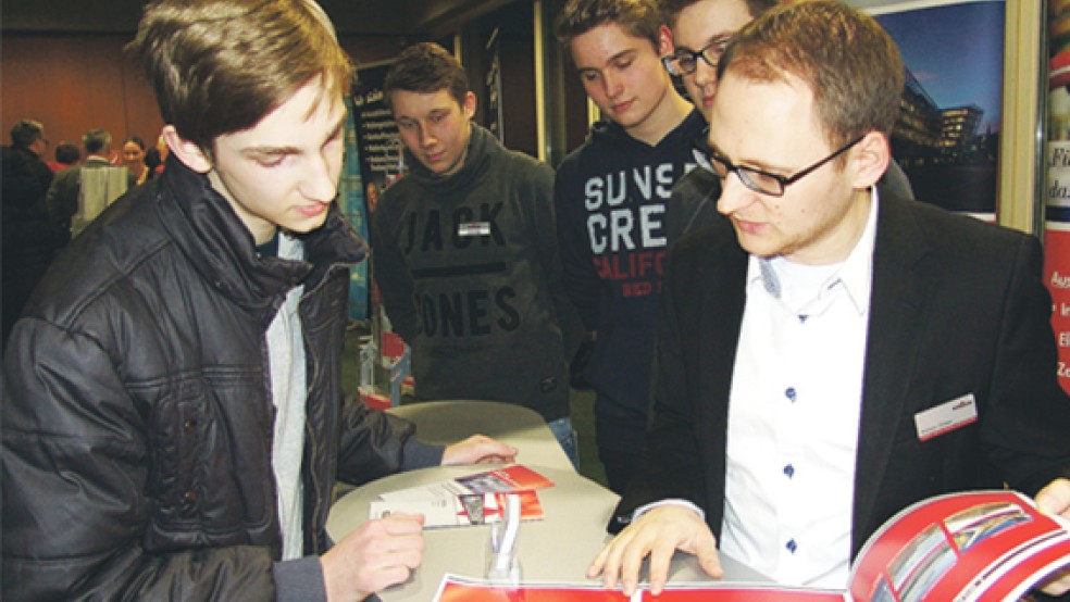 Tobias Tuband (links) informierte sich bei Andreas Dirksen von der Firma Wildeboer aus Weener über eine Ausbildung. Am Stand waren auch die Auszubildenden Pascal Nanninga, Timo Ostendorp und Wilko Baumann anwesend (hinten, von links). © Fotos: Boelmann