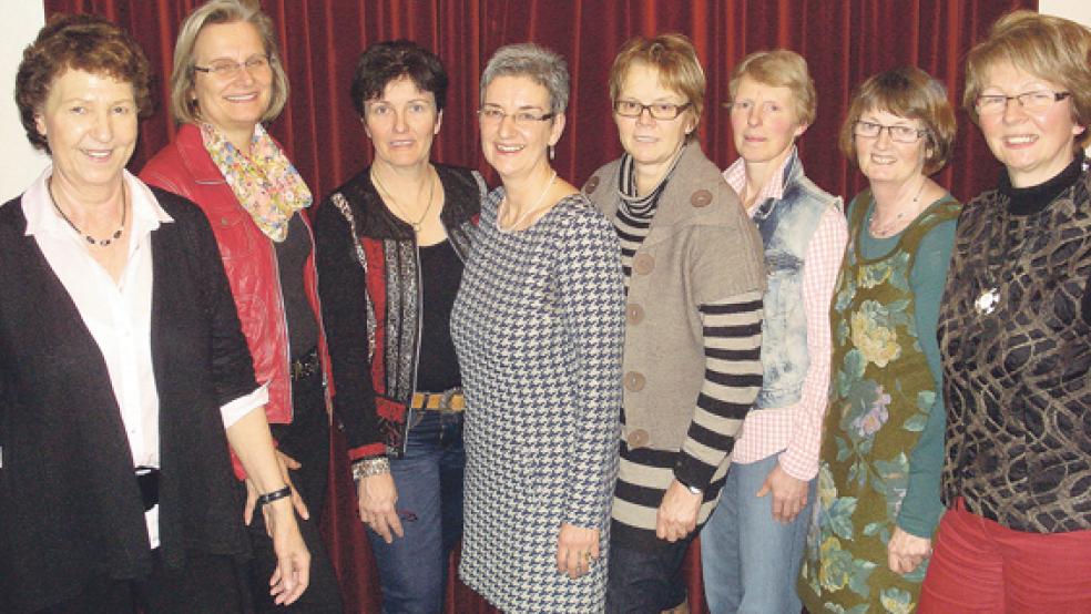 Der Vorstand der Kreislandfrauen wurde wiedergewählt (von links) Antje de Vries, Fachberaterin Ute Hecht, Bezirksvorsitzende Ina Janhsen, Ilse Meyer, Frieda Engels, Hermine Janßen, Geziena Scholtalbers und Karin Oncken.  © Foto:Kreislandfrauenverband