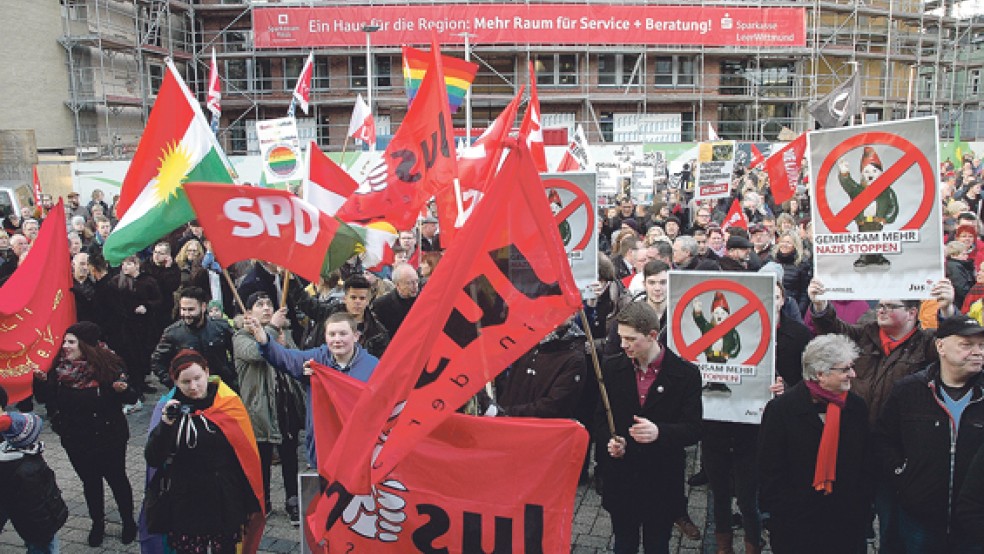 Bunte und friedliche Demonstration: Nach Angaben der Veranstalter vom »Netzwerk für Toleranz - Bündnis gegen rechts« sind gestern auf dem Denkmalsplatz in Leer rund 800 Menschen für ein weltoffenes Ostfriesland eingetreten. © Foto: Szyska