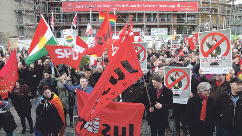 Bunte und friedliche Demonstration: Nach Angaben der Veranstalter vom »Netzwerk für Toleranz - Bündnis gegen rechts« sind gestern auf dem Denkmalsplatz in Leer rund 800 Menschen für ein weltoffenes Ostfriesland eingetreten. © Foto: Szyska