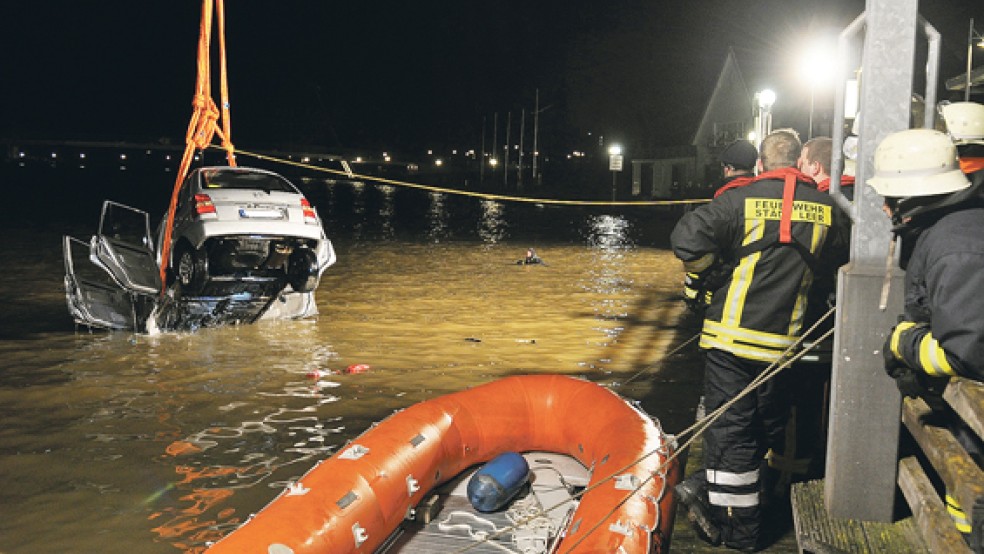 Trauriges Ende einer erfolglosen Rettungsaktion: Ein Autokran zieht den gesunkenen Mazda aus dem Hafen. Die 50-jährige Fahrerin konnte zuvor nur noch tot geborgen werden. © Fotos: Wolters