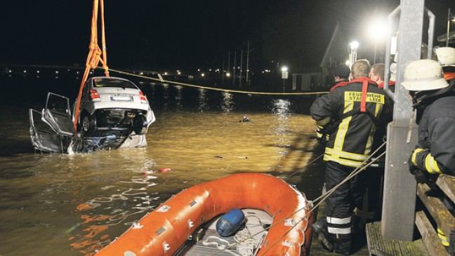 Auto stürzt in Hafen: Frau tot