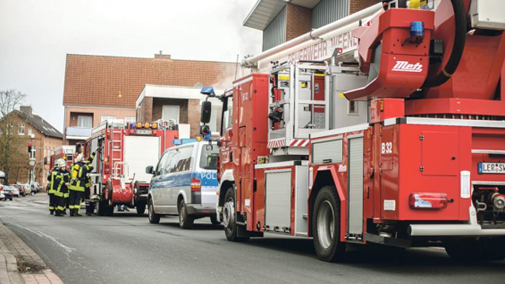 Die Feuerwehr rückte gestern Vormittag mit vier Fahrzeugen und rund 30 Einsatzkräften zur Poststraße in Weener aus. Die Polizei war ebenfalls vor Ort. © Fotos: Klemmer