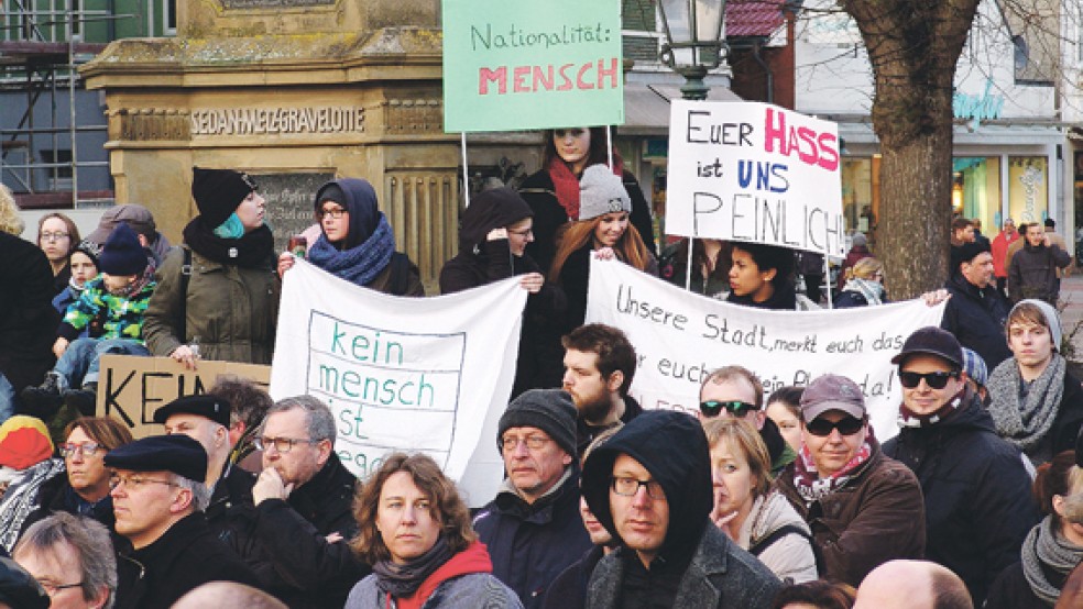 Auf vielen Plakaten zeigten die Demonstranten am Denkmal in Leer, was sie von »Pegida« und »Ogida« halten. © Foto: Boelmann