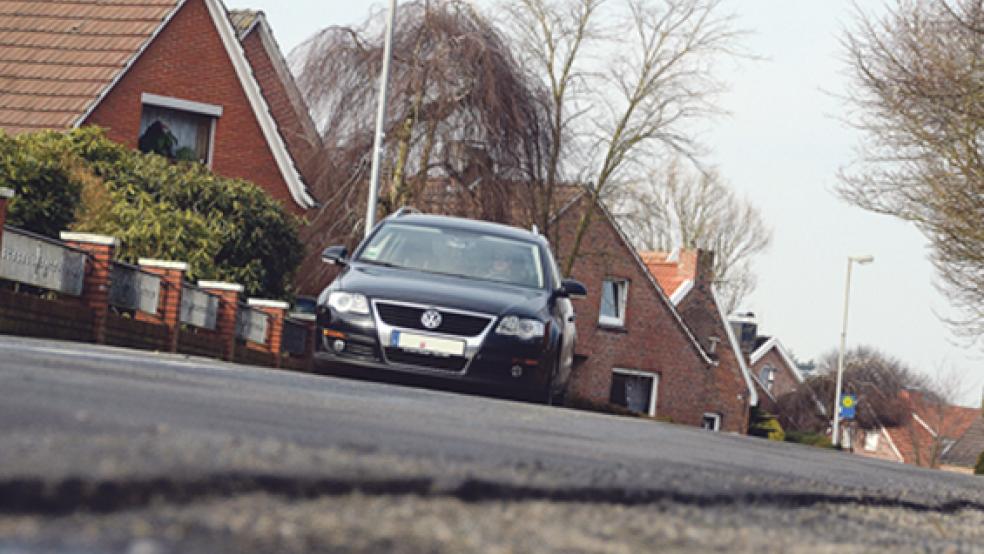 Brüchig und »durchlöchert« ist die Kreisstraße 30 an vielen Stellen (im Bild der Bereich Möhlenweg). Jetzt sollen die Ausbaupläne vorangetrieben werden. © Foto: Hanken