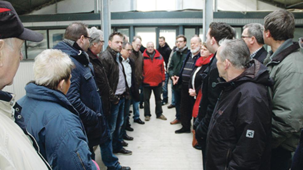 Dicke Luft im Stall: Bei einem Besuch des Betriebs von Georg Sterrenberg (Fünfter von links) in Vellage bekam eine SPD-Delegation mit der Landtagsabgeordneten Johanne Modder und den Kreistagsabgeordneten Horst Kuhl und Gerrit Dreesmann viel Kritik am »Masterplan Ems« zu hören. © Foto: Szyska