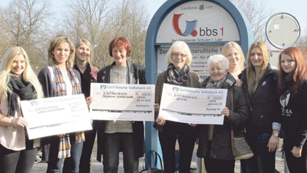 3000 Euro für den guten Zweck: Das Foto zeigt (von links) Tomke Boekhoff, Tanja Neuhaus (Kinderschutzhaus), Monika Höing-Gevers (BBS I), Iris Holzapfel (Tierschutz Rheiderland), Christa Lindenberg, Adelheid Winkler (beide Leukin), Femke Oltrop, Laura Frach und Antje Hinrichs.  © Foto: Garrels