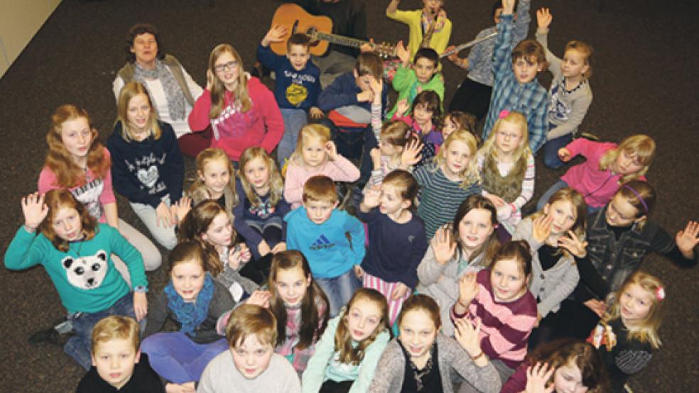 Die »Singing Kiddies« und die »Singing Kids« haben ihre erste eigene CD auf dem Markt und hoffen jetzt auf viele Käufer und auf ein paar neue Sänger in der Runde. © Foto: Himstedt