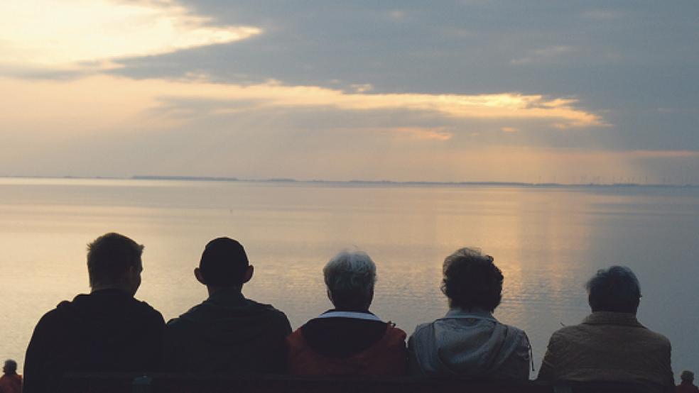 Sonnenuntergang an der Bohrinsel in Dyksterhusen. Die Bohrinsel wurde 1964 für Probebohrungen nach Erdgas errichtet. Seit dem Abschluss dieser Arbeiten wird sie als Ausflugsziel und als Badestelle benutzt. © Archivfoto: Hanken