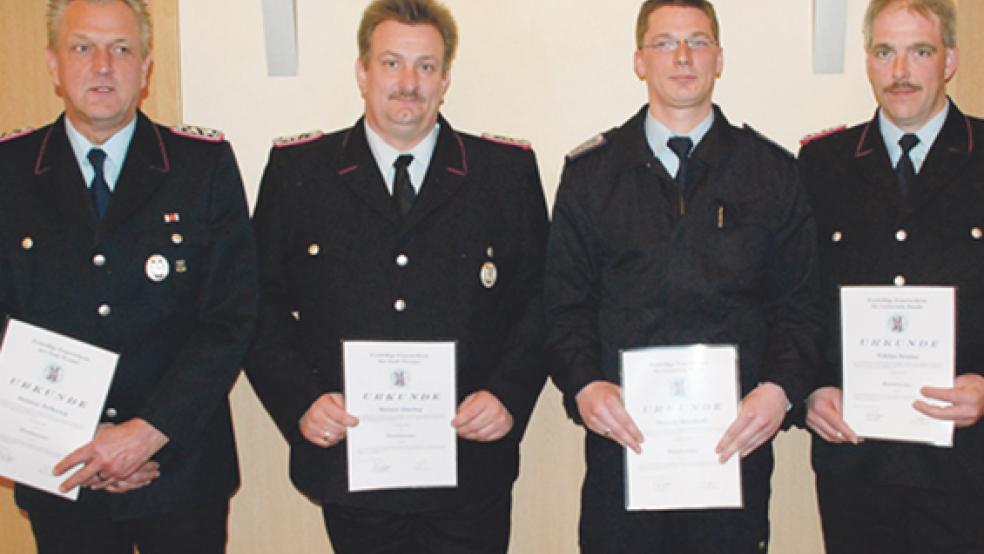 Vier Feuerwehrmänner aus dem Rheiderland erhielten anlässlich der Tagung in Bunde den Dienstgrad des Brandmeisters. Außer Helmut Erfkamp (Weener), Heiner Düring (Weener), Dennis Iwanoff (Bunde) und Tobias Stirler (Bunderhee, von links) wurden weitere 13 Führungskräfte befördert. © Foto: Kuper