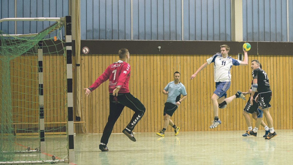 Weiter im Höhenflug sind die Herrenhandballer des TuS Holthusen. Jürgen Dreesmann und seine Mitspieler feierten gegen Emden den sechsten Sieg in Serie. © Foto: Klemmer