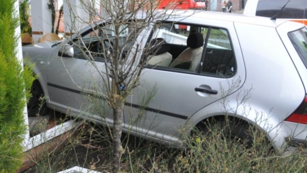 Mit ihrem Golf Automatik ist eine 83-jährige Autofahrerin aus Papenburg in eine Arztpraxis gekracht. Bei dem Unfall erlitt eine 45-jährige Patientin lebensgefährliche Verletzungen.  © Horn