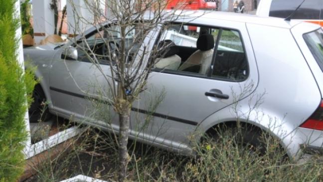 Auto kracht in Arztpraxis