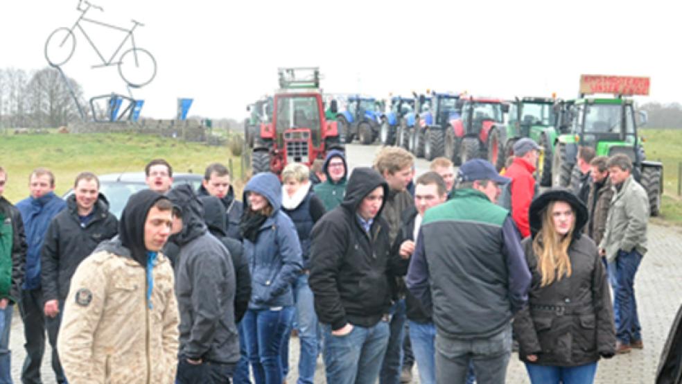 Die Empörung vieler Landwirte über den »Masterplan Ems« kam gestern wieder deutlich zum Ausdruck. In einem Korso mit mehreren Dutzend Treckern fuhren Bauern, darunter zahlreiche Rheiderländer, gestern zu den Berufsbildenden Schulen in Leer, wo der Kreis-Umweltausschuss tagte. © Foto: Wolters