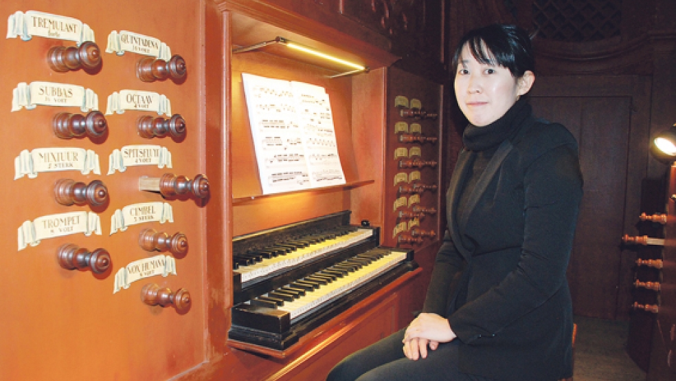 Tomoko Kitamura an der Schnitger-Orgel, deren Registerzüge nicht nur links und rechts neben der Klaviatur sind, sondern auch hinter der Organistin. © Foto: Kuper