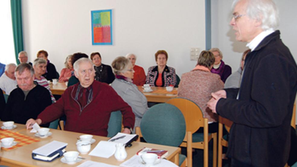 Manfred Gerke, Präses des Synodalverbandes Rheiderland (stehend), war gestern zu Gast bei der Gemeindeversammlung der reformierten Kirchengemeinde Möhlenwarf. © Foto: Hoegen