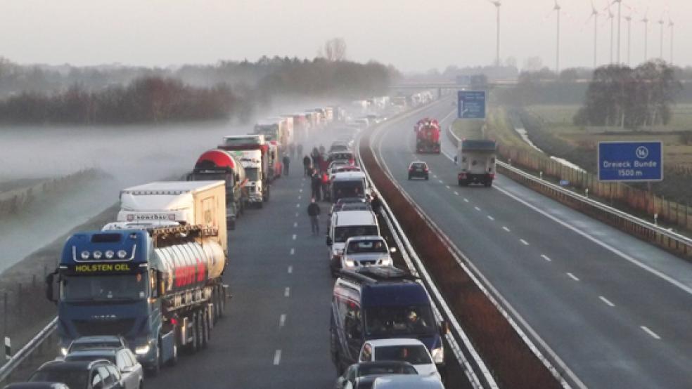 Nach dem Unfall in Höhe Wymeer kam es auf der A31 zu langen Staus. © Foto: Großpietsch