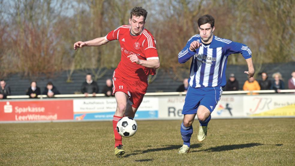 Nicht zu bremsen: Bundes Volker Wirtjes läuft seinem Hager Gegenspieler davon. Der Angreifer erzielte beim 4:0-Sieg des TV einen Treffer. © Foto: Bruins