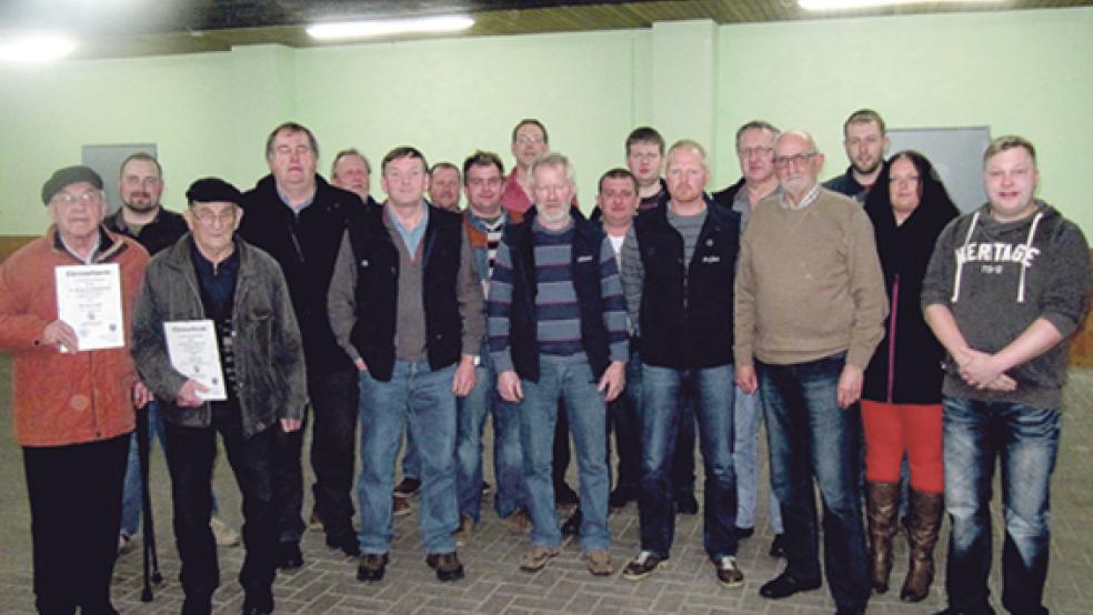 Der neu gewählte Vorstand des Kaninchenzuchtvereins I57 Weener mit den geehrten Züchtern Trinus Sap und Berend Smidt (beide links im Bild).  © Foto: privat
