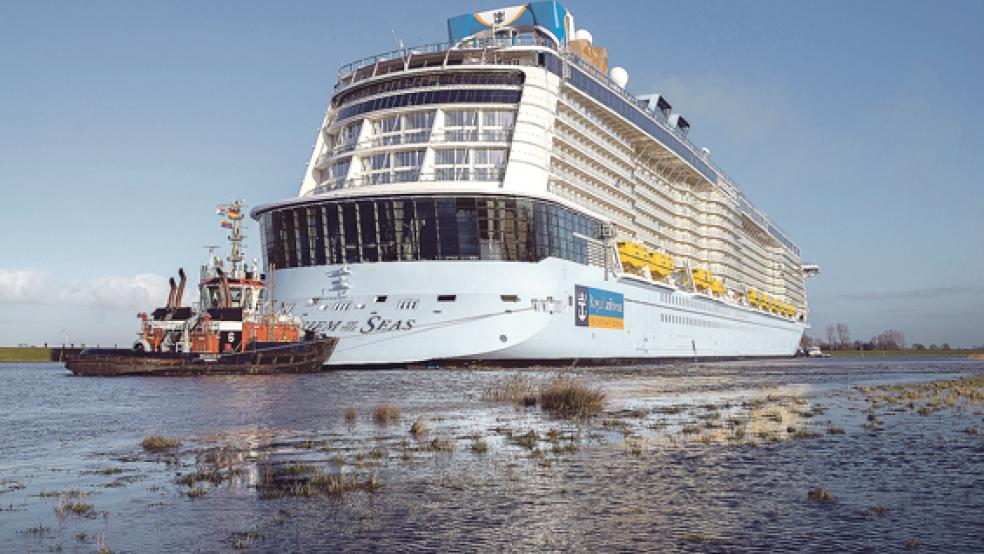 Im Rückwärtsgang über die Ems: Trotz des Schleppereinsatzes verlief die Flussfahrt der »Anthem of the Seas« auch schleppend. © Foto: Klemmer