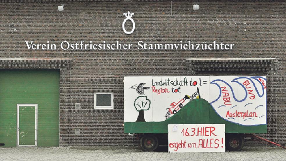 Die »Abstimmungs-Arena« in der Ostfrieslandhalle bleibt heute unbesetzt. Der Landkreis hat die geplante Kreistagssitzung aufgrund aktueller Ereignisse abgesagt. © Foto: Wolters